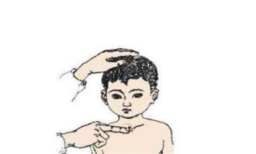 儿童打嗝的推拿手法