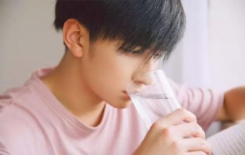 男性寿命比女性少?戒掉这“四害”，多做这些事情可以更长寿