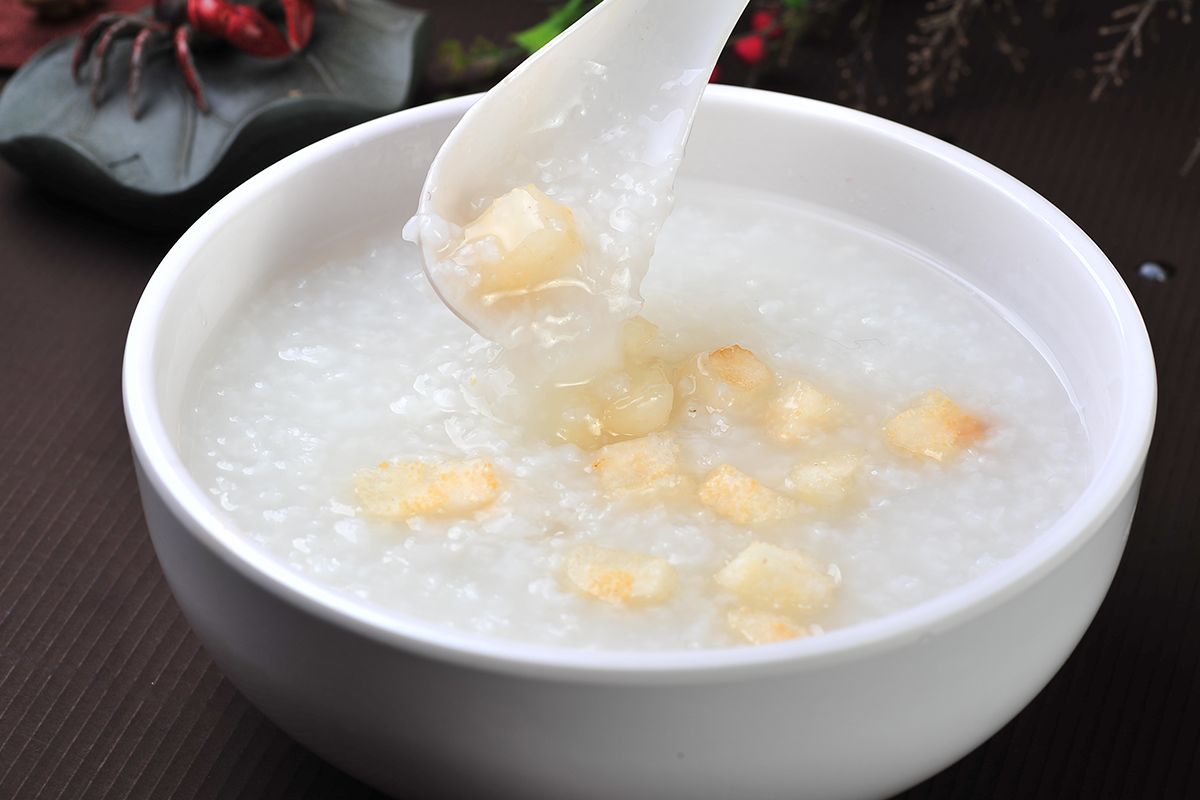 胃病三分治七分养，这几种食物吃错了反而在伤胃